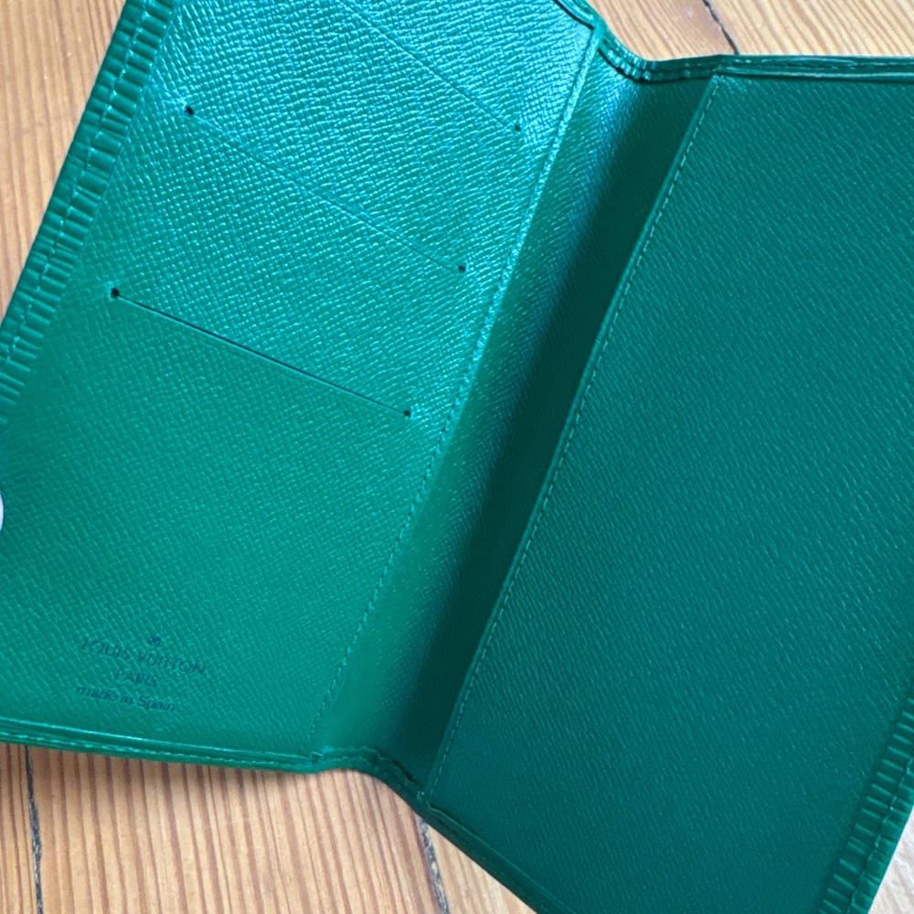 Authentic Louis Vuitton Green Epi wallet-paint has been touched up on int/ext - Picture 6 of 13